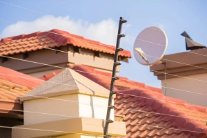 casa con sistema de seguridad perimetral en funcionamiento