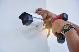 técnico instalando cámaras de seguridad en la mejor ubicación