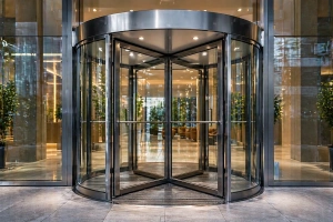 Puertas automáticas giratorias en entrada de edificio moderno